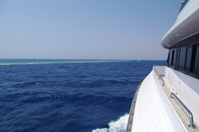 Ausflugsboot der Delfintour ankert an einem Korallenriff im Roten Meer vor Hurghada